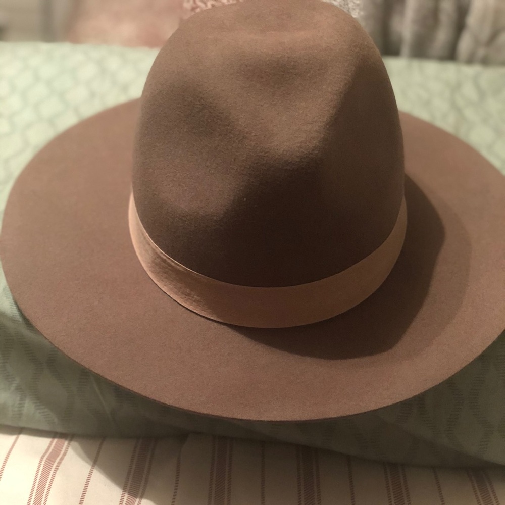 Tan/brown fedora